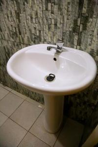 Un lavabo blanco en un baño con en JD LUXURY HOTEL Jinja, en Nalakonge
