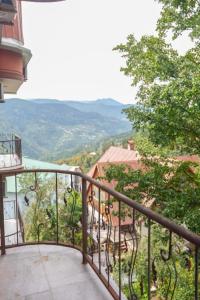 ein Balkon mit Blick auf die Berge in der Unterkunft Hotel Lile • სასტუმრო ლილე in Khulo