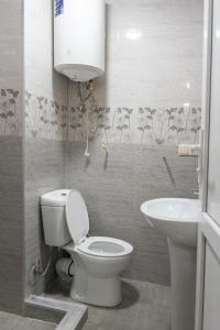 ein Badezimmer mit Toilette und Waschbecken in der Unterkunft Hotel Lile • სასტუმრო ლილე in Khulo + 25 Fotos