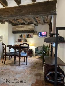 TV a/nebo společenská místnost v ubytování Le Grand Faubourg les Gîtes Ecurie et La Faïencerie