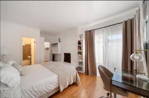 Postel nebo postele na pokoji v ubytování Steps to Sand Cozy 3BR Partial Ocean Views