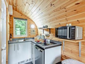 Kuchyň nebo kuchyňský kout v ubytování 1 Bed in Church Stretton 90929