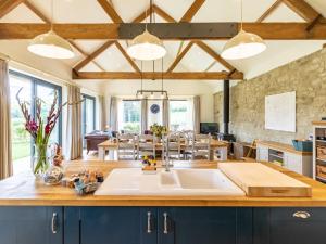 TV a/nebo společenská místnost v ubytování 4 Bed in Melbury Abbas 48814 + 18 fotografií