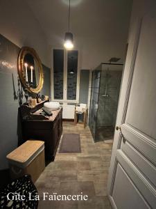 Koupelna v ubytování Le Grand Faubourg les Gîtes Ecurie et La Faïencerie
