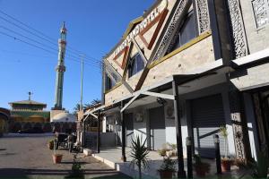un edificio en una calle con una grúa al fondo en Summer Land Hotel, en Abu Simbel