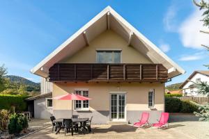 ein Haus mit einem Tisch und Stühlen davor in der Unterkunft La P'tite Maison... in Sickert