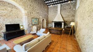 ein Wohnzimmer mit Couch und Kamin in der Unterkunft Holiday Home Finca Binimazoch in Port d'Addaia