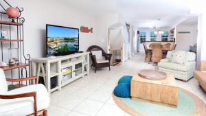 een woonkamer met een flatscreen-tv op een kast bij 701 Mariners Club in Key Largo