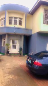 un coche aparcado delante de una casa en Noblelite Hotels, en Gwarinpa