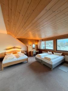 Postel nebo postele na pokoji v ubytování Hotel Gruberhof Innsbruck Igls B&B