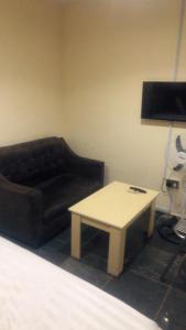 Una sala de estar con un sofá y una mesa de café. en Noblelite Hotels, en Gwarinpa