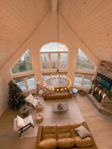 - un salon avec un lustre dans l'établissement Driftwood Luxe Lakefront Retreat - Tobermory, à Tobermory