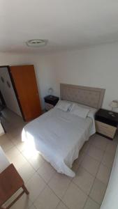 拉斯格路塔斯La Perla的卧室配有白色的床和2个床头柜 更多10张照片