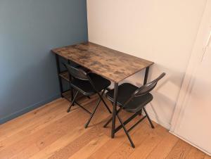 a table with four chairs in a room at Chez Nicolas Marseille 13009 in Marseille