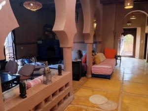 Una sala de estar con dos camas y un sofá en dar boumida, en Lalla Takerkoust