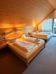 Postel nebo postele na pokoji v ubytování Hotel Gruberhof Innsbruck Igls B&B