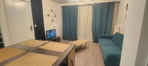 TV a/nebo společenská místnost v ubytování Appartement cosy à Chartres avec balcon de 50 m²