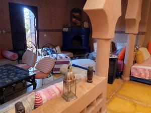 een woonkamer met een bank en een kamer met een open haard bij dar boumida in Lalla Takerkoust +57 foto's