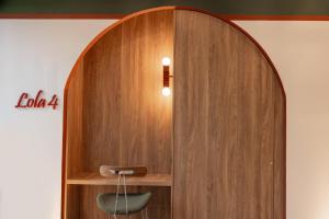 an arched wooden door with a chair in a room at Estudio Lola4 in Lucena