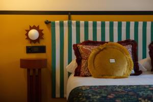 ein Schlafzimmer mit einem Bett mit Kopfteil und Kissen in der Unterkunft Estudio Lola4 in Lucena