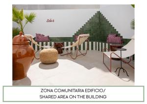 ein Raum mit einer Gruppe von Stühlen und einem Weihnachtsbaum in der Unterkunft Estudio Lola4 in Lucena