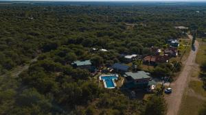 een luchtfoto van een huis in het bos bij Soles de Belen in Carpintería