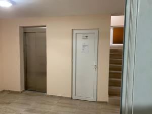 a hallway with a door and stairs in a building at Mimura stan 2 in Belgrade