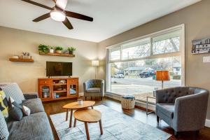 Μια τηλεόραση ή/και κέντρο ψυχαγωγίας στο Easy I-25 Access! Vibrant North Denver Home