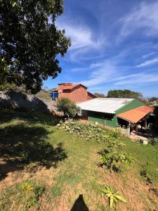 un edificio in mattoni con un tetto verde in un campo di Apartamentos e Suites Casa Verde a Búzios Altre 3 foto