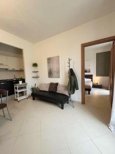 Una sala de estar con una cama y una cocina. en Il Nido dei Mondagli, en Saluzzo