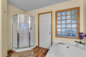 雷德蒙德975 Golden Pheasant的带淋浴和白色浴缸的浴室 更多21张照片