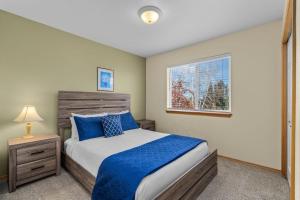 雷德蒙德975 Golden Pheasant的一间卧室，里面有一张床和一扇窗户。