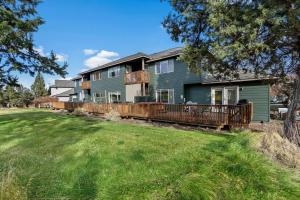 雷德蒙德975 Golden Pheasant的一座带甲板和庭院的大房子