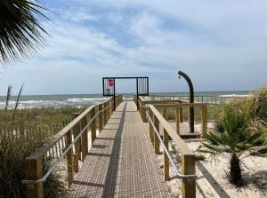 una passerella che porta a un canestro da basket sulla spiaggia di Indigo East Unit 1703E a Perdido Key