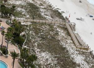 una passerella per la spiaggia accanto a una spiaggia di Indigo East Unit 1703E a Perdido Key