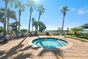una piccola piscina con palme sullo sfondo di Indigo East Unit 1703E a Perdido Key Altre 19 foto