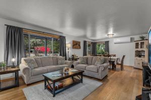 ein Wohnzimmer mit zwei Sofas und einem Tisch in der Unterkunft Diamond in Deschutes River Woods