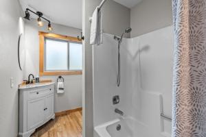 ein Badezimmer mit Dusche und Waschbecken in der Unterkunft Diamond in Deschutes River Woods + 19 Fotos