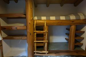 ein Etagenbett mit einer Leiter in einem Zimmer in der Unterkunft Los Retoños in El Bolsón + 28 Fotos