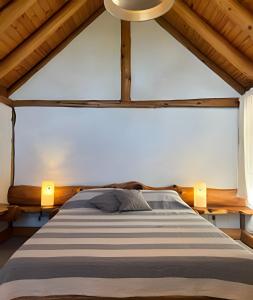 ein Schlafzimmer mit einem Bett mit einem großen Fenster in der Unterkunft Los Retoños in El Bolsón