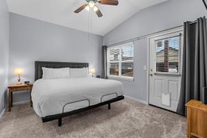 Postel nebo postele na pokoji v ubytování 63788 Hunters Circle