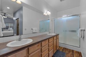 Koupelna v ubytování 63788 Hunters Circle + 30 fotografií