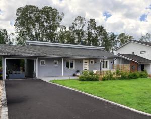 ein weißes Haus mit einer Auffahrt davor in der Unterkunft Villa near the sea in a scenic area in Mariehamn in Mariehamn