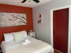 En eller flere senge i et værelse på Remodeled 1BD 1920s Craftsman 1666