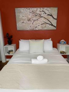 En eller flere senge i et værelse på Remodeled 1BD 1920s Craftsman 1666