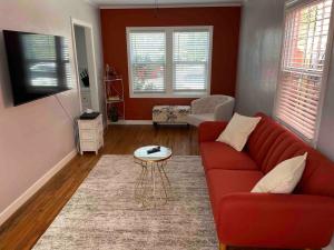 Et tv og/eller underholdning på Remodeled 1BD 1920s Craftsman 1666