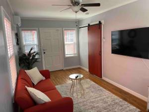 Et tv og/eller underholdning på Remodeled 1BD 1920s Craftsman 1666 + 4 billeder