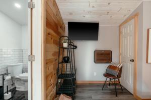 Et tv og/eller underholdning på Mural Art Cabin With Pond And Hot Tub