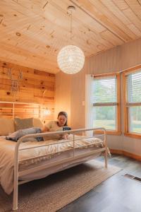 En eller flere senge i et værelse på Mural Art Cabin With Pond And Hot Tub