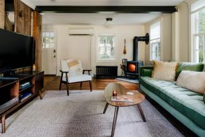 Posezení v ubytování Waterfront 1900s Hot Tub Eldred Homestead